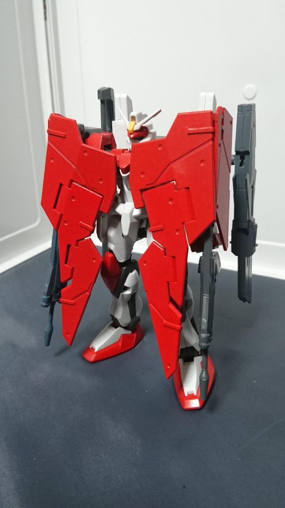 武装③特殊光学防御兵装「ランセルルージュ」
後期GAT-Xシリーズの一機「フォビドゥンガンダム」に搭載されていた「ゲシュマイディッヒパンツァー」を改修・発展型。
アカツキの「ヤタノカガミシステム」の技術も採り入れられており、ビームを屈折させるだけでなくそのビーム粒子を自在に操作して敵機を撃墜させます。
デュナメスのものを塗装しデュエルの腕と接続させてます。ゆるゆる。