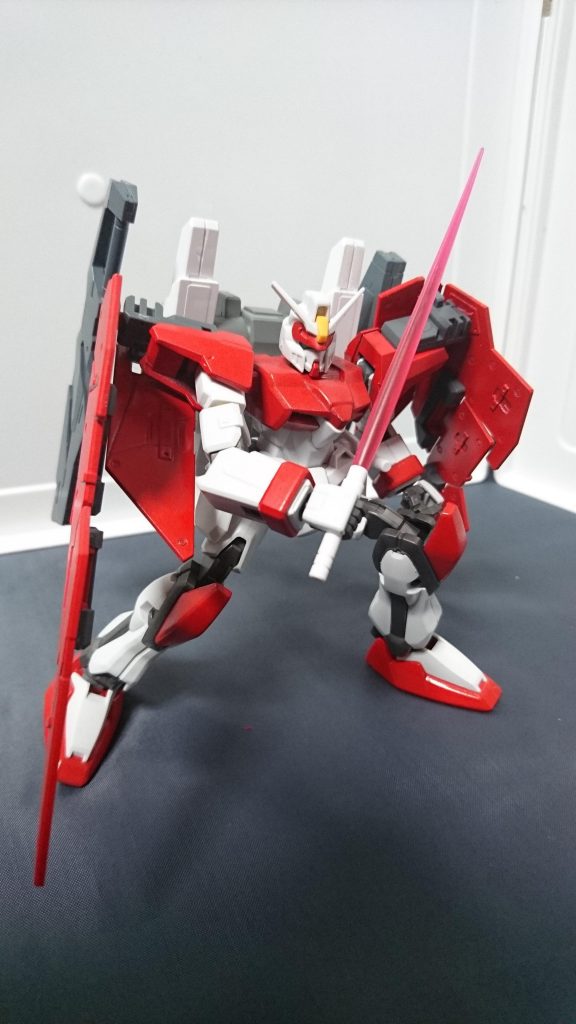 武装②ビームサーベル
本家デュエルはバックパックに搭載させていましたが、本機は新設したサイドアーマーにそれぞれ1本ずつ搭載しています。
スターバーニングのものを流用してます。サイドアーマーはランナーで腰部に接続。