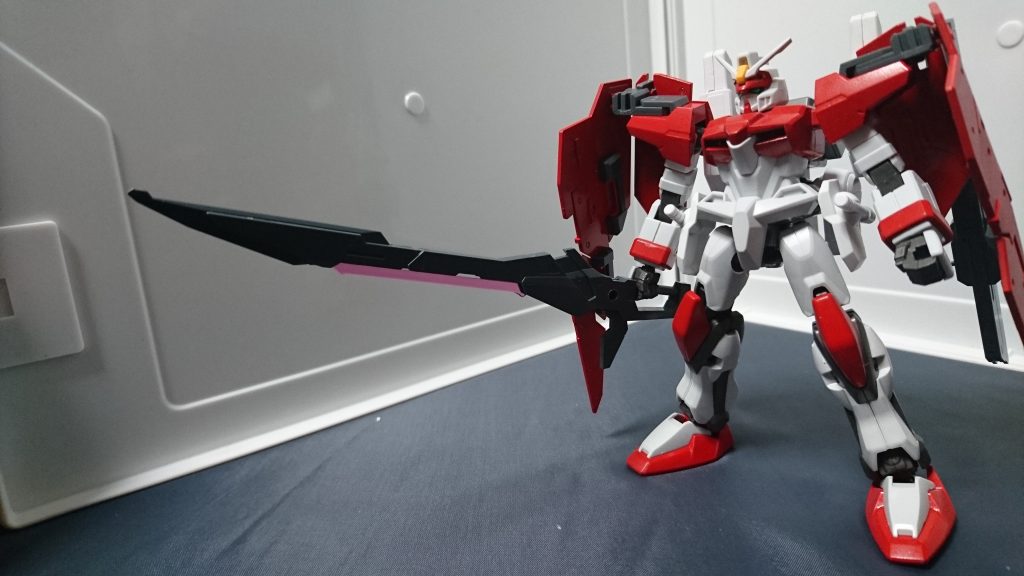 武装④ビーム対艦刀「フルンティング・ビームブレイド」
デスティニーガンダムの「アロンダイト」を再設計したものです。名前は英国伝承に伝わるベオウルフの魔剣から。
スカイのものに穴を開けて流用してます。