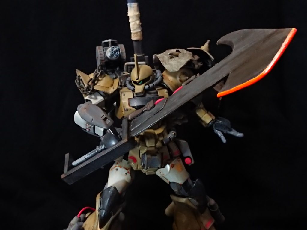 大型試作ヒートホーク「カルナヴァル」
本機のメインウェポンであり、極めて重量のある質量兵装。本武器の片手での使用を想定して、片腕を試作機のものに換装している。その威力は、一度モーメントが付いてしまえばガンダリウム合金でさえ耐えられない。