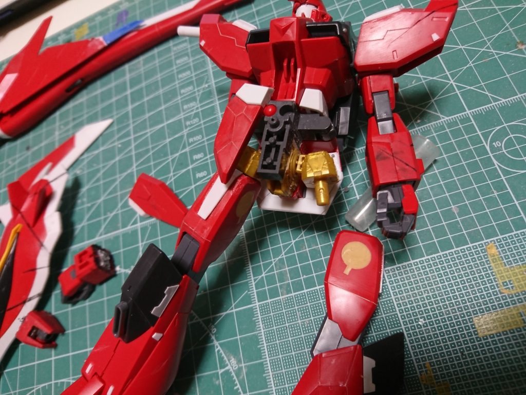 キットの股間部がボールジョイントのため可動が狭く、
ポージングをとる為にMGストライクフリーダムの股間を使用しました。