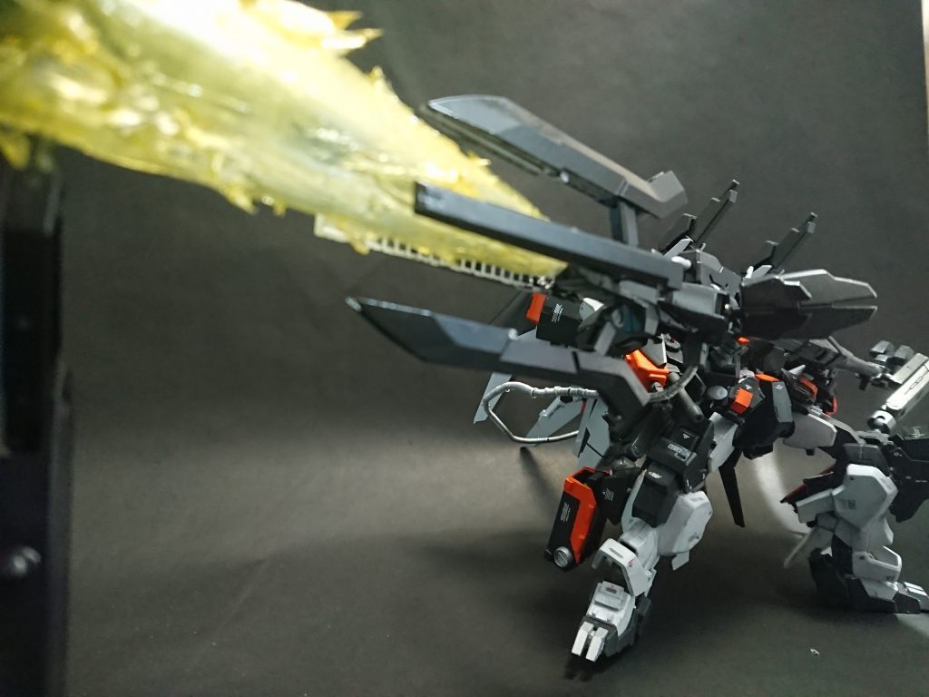 先端部は射撃時にはこのように展開ギミック

そして自作エフェクト第２段
遠距離の敵をまとめてなぎ払う強力射撃