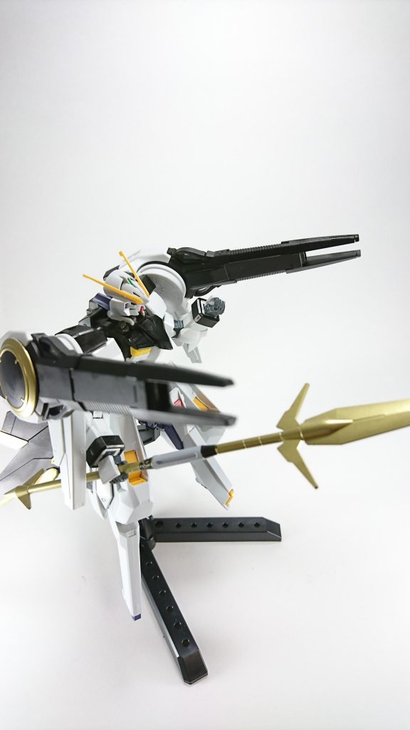 クラウソラス／フルーズヴェルグ

両肩に装備されているセンサー内蔵型二重砲撃システム。
内側に中距離レール砲“クラウソラス”、
外側に大型荷電粒子砲“フルーズヴェルグ”があり、其々が回転して切り替える。
リインフォースの主戦力。


必殺技: