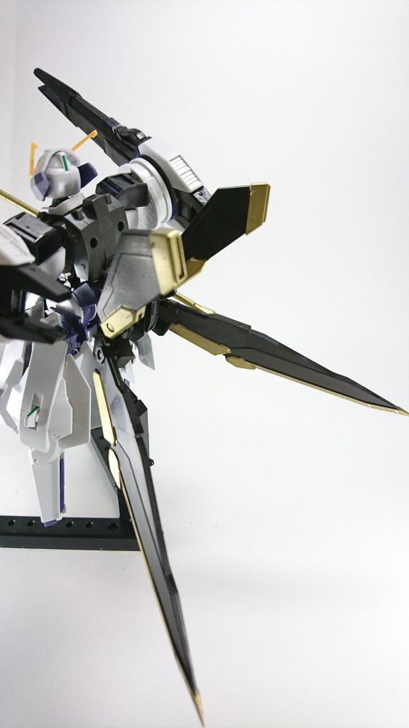 ウーンドウォートの頭部と下半身以外は原型を止めておらず、パーツ換装やMA形態はほぼオミットされ、独特の小ささを持っていた上半身は他のガンダム系と同じ比率に改造された為、全体的な印象は大きくなっている。
背部の四枚の黒いスラスターウイングが特徴的で、ハヤテを象徴するモノでもある。


武装: