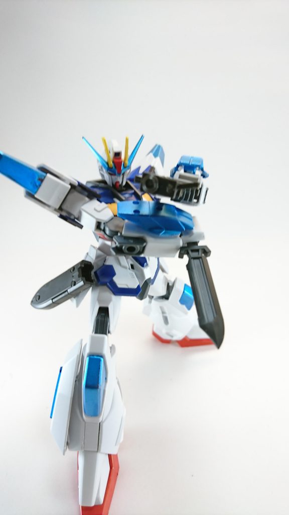 頭部バルカン／大型ナイフ／ビームハンドガン

バルカンは省く理由が無いのでそのまま採用。
ナイフとハンドガンはサイドアーマーとリアアーマーにマウントされている。予備兵装だが充分な攻撃力を有し、狭地での戦闘では優先的に活躍する。