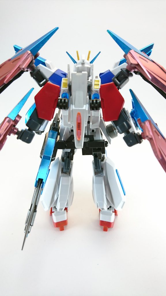 ストライクガンダムEx-SEED・クロスシフトフォーム

新たなバックパック兵装“クロスブースター”を装着した姿。
最大の特徴は、大型の羽根“シフトフェザードラグーン”を4基搭載し、スラッシュバスター以上の変幻自在の戦闘を可能にする。

ただし、マコトが相変わらず遠隔操作が苦手な為、自機の周囲でのみの運用を前提としている。