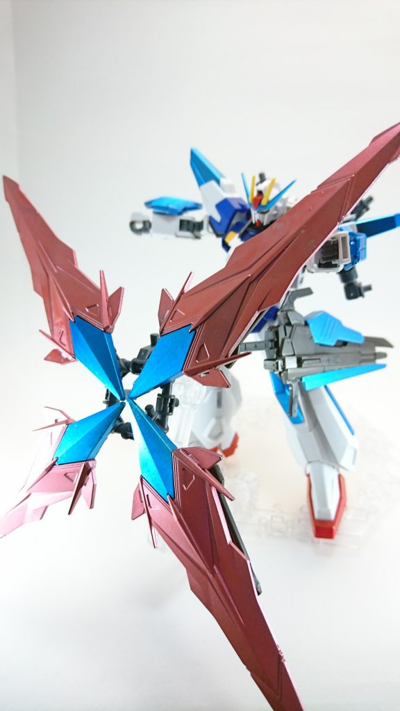 シフトフェザードラグーン

4基の大型の羽根型兵装。装着したままでの機動力向上に加え、斬撃型“ソード”、ビーム砲撃型“ランチャー”として2基ずつが機能している。

またFSフレームを其々に備えている為、SEEDフォースを使ったバリアや陣形を組む事でゲートを作り出す事も出来る等、マコトの想像力次第で幾らでも応用が効く。