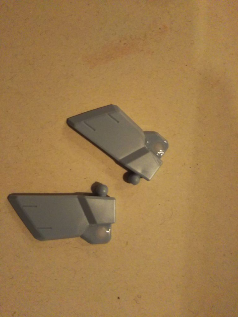 ライトニングガンダムのフロントアーマーに空いている穴には、プラ棒を刺して上から接着剤でカバー。埋めてあります。
最後までご覧いただき、ありがとうございました!