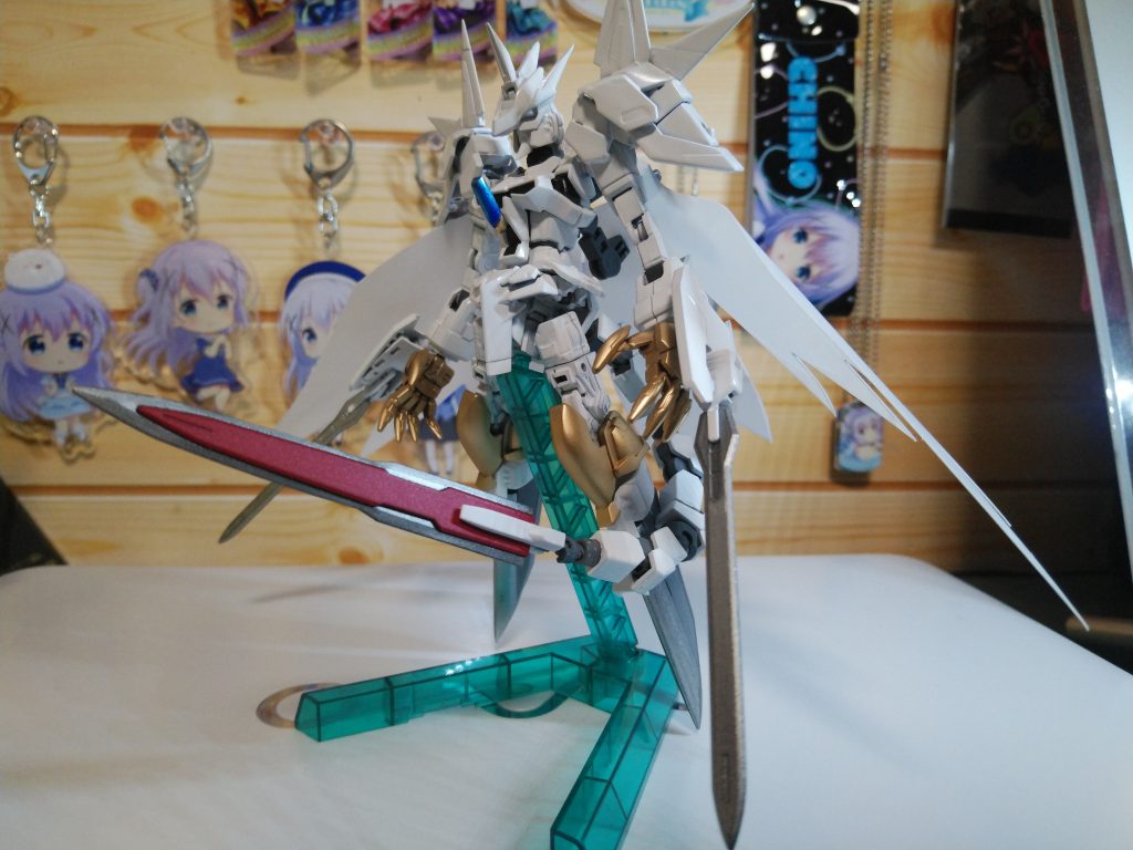 塗装がほぼ終わった状態ですがマントの赤がないだけで全く違う印象ですね。