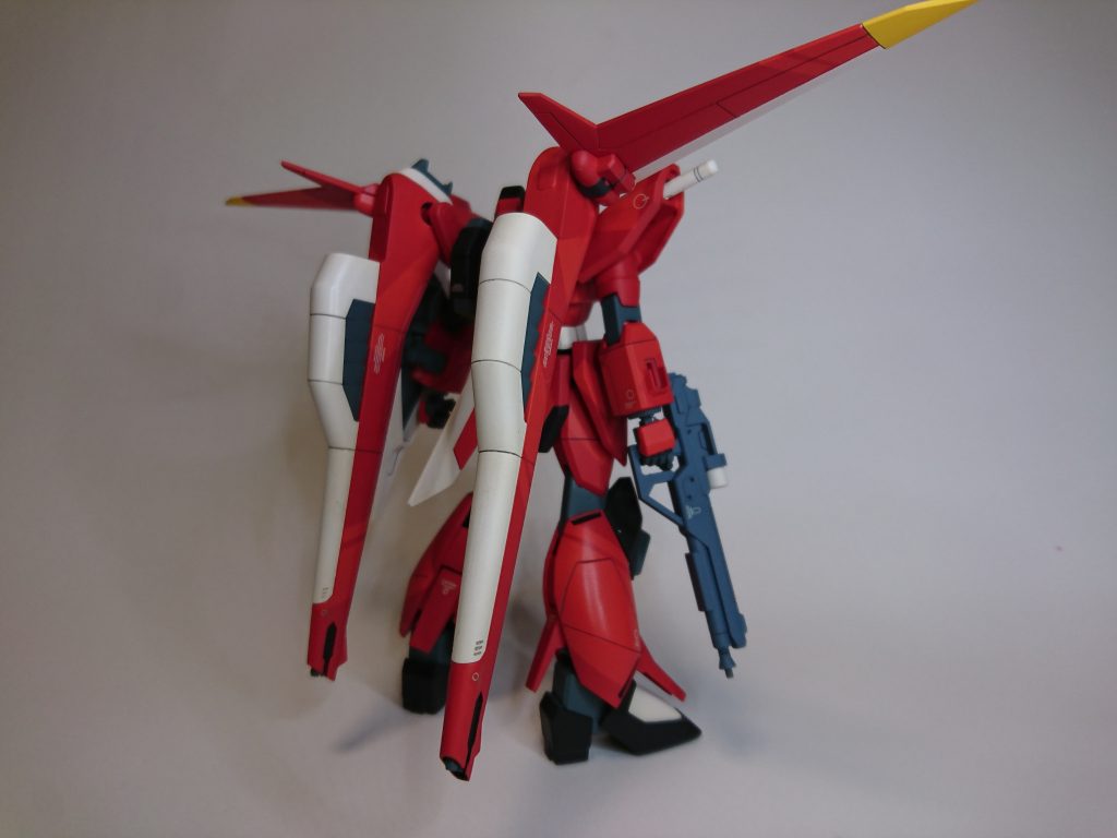 劇中のイメージで再現したかったので細部のディテールアップと表面処理に力を入れました
塗装は鮮やかな赤に同系色でスプリッター迷彩を施してみました