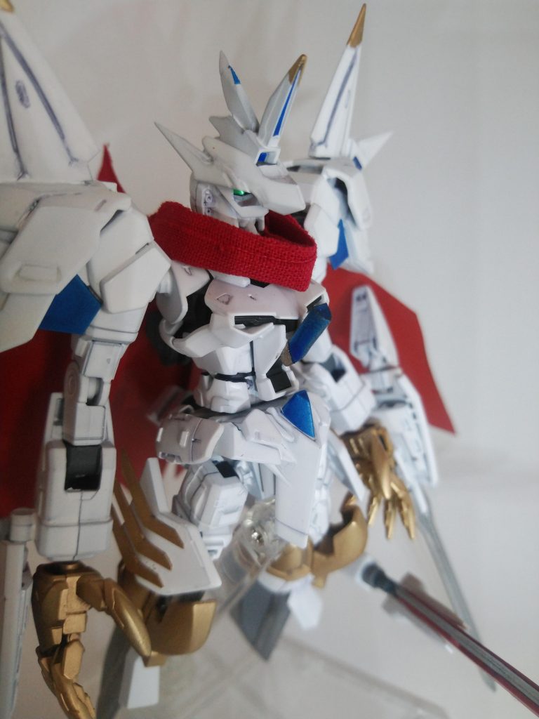 当初は首回りのマントは諦めてたのですが個人的にジエスモンの外せないポイントなので急遽布で作りました。何もないよりはるかにマシになりました。色って大事。フードもかぶれれば完璧だったのですが・・・頭部周りのトゲトゲも圧倒的に足りてません。