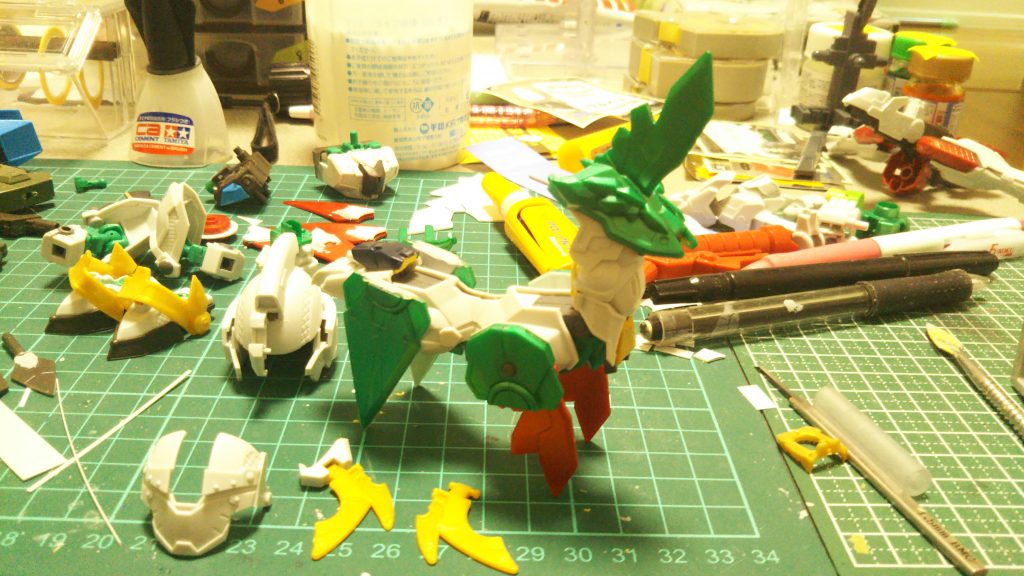 サポートメカは神気結晶版のパーツが主な材料で頭はリアスカート
足はシールドとリアル形態になるときに足首になるところ
胴体はリアル形態の脚部
首はSDビルドストライクの足
尻尾がリアル形態で腕甲になるパーツ