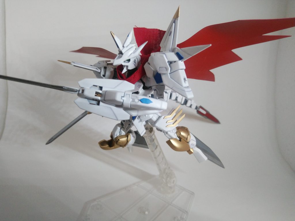 マントは今回3枚構成となっており色んな表情がつけられます。余談ですが進化前がセイバーハックモンなのもアスランの乗機を考えると出来すぎなくらいハマってますね。