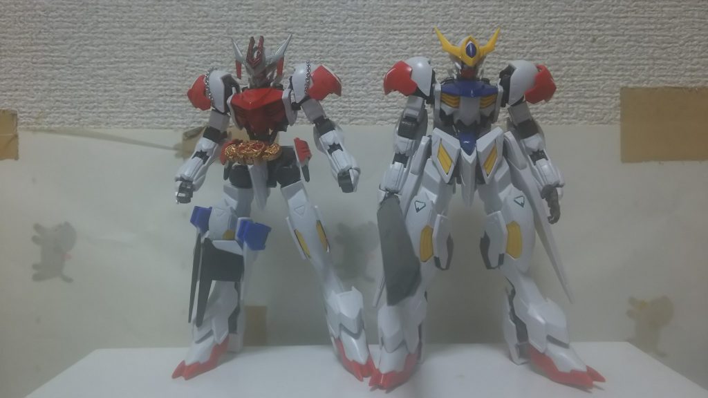 塗装前にバルバトスルプスとの比較。あまりスタイルは変わってませんが塗装後は化けますね……。