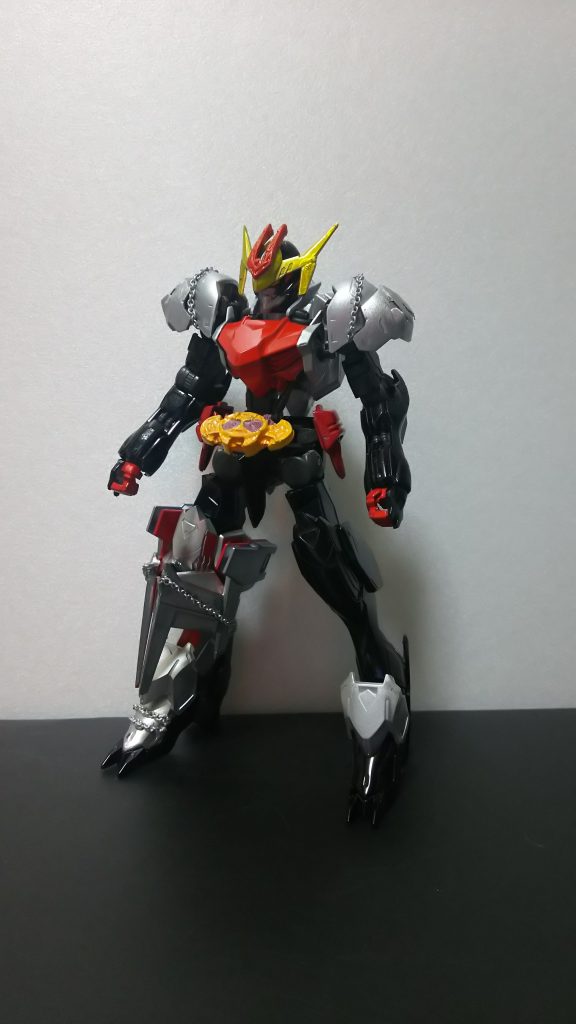 まず全体像。基本的にはルプスのままですが、フロントアーマー部には中古で購入したキバのおもちゃから拝借したキバットをペタリ。サイドアーマーにも同様にフエッスルの保管スロットを付けています。