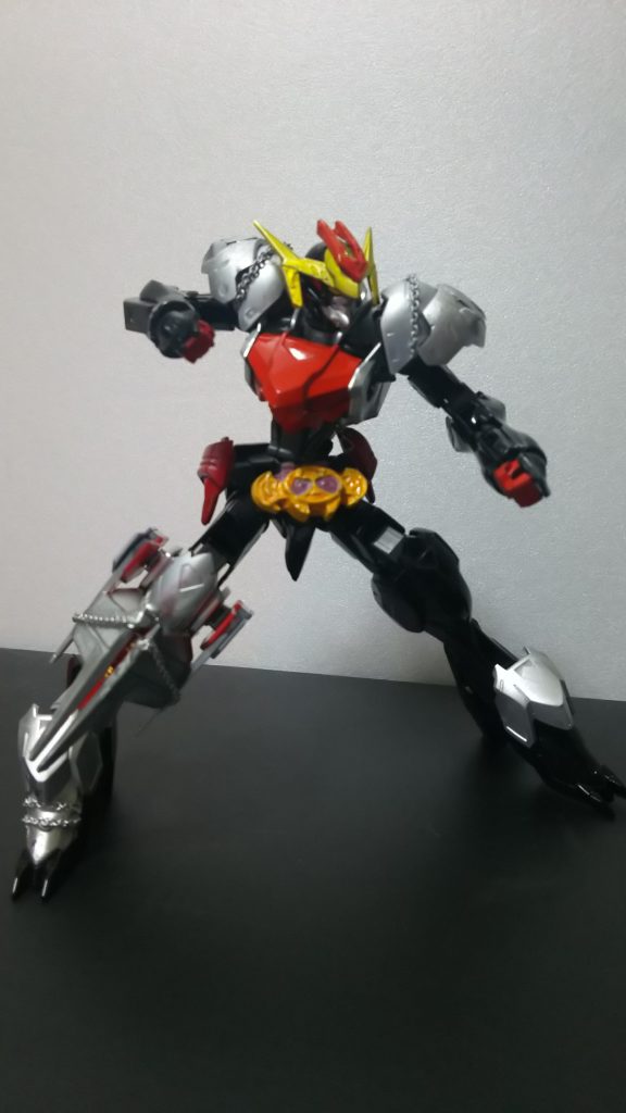 そして、1番目を引くと思われる右脚のヘルズゲートはAGE-2のサイドアーマーとエールストライカーで再現してます。封印の鎖カテナはアクセサリーの鎖です。