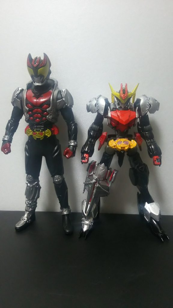 ソフビヒーローの仮面ライダーキバと比較。