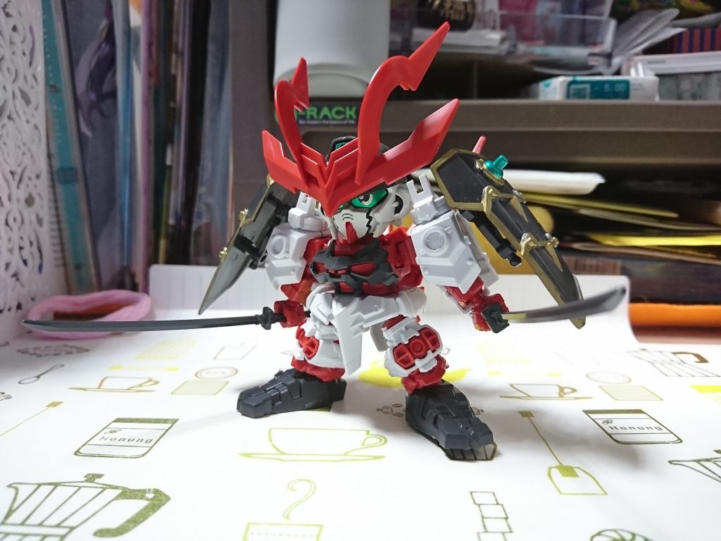 戦国アストレイの頭がでかすぎた為イケメンだった破牙丸の頭部を採用。ただしこれだと小さすぎたので両方を掛け合わせる事に。