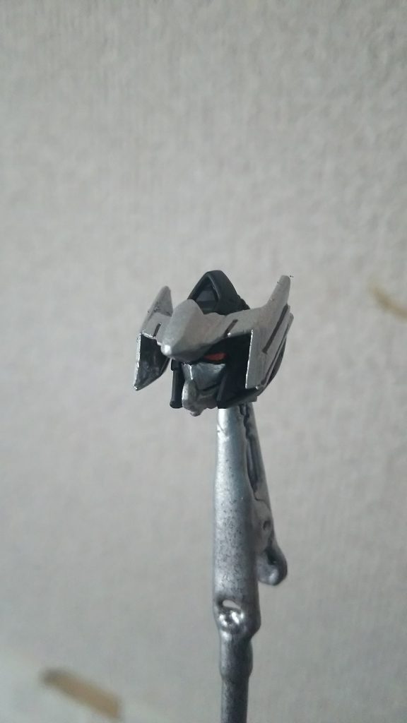 マスクのスリットを削り落とし、アンテナを加工して龍騎の特徴的なスリットマスクをイメージしたものに形状変更させました。目は赤に染めてます。