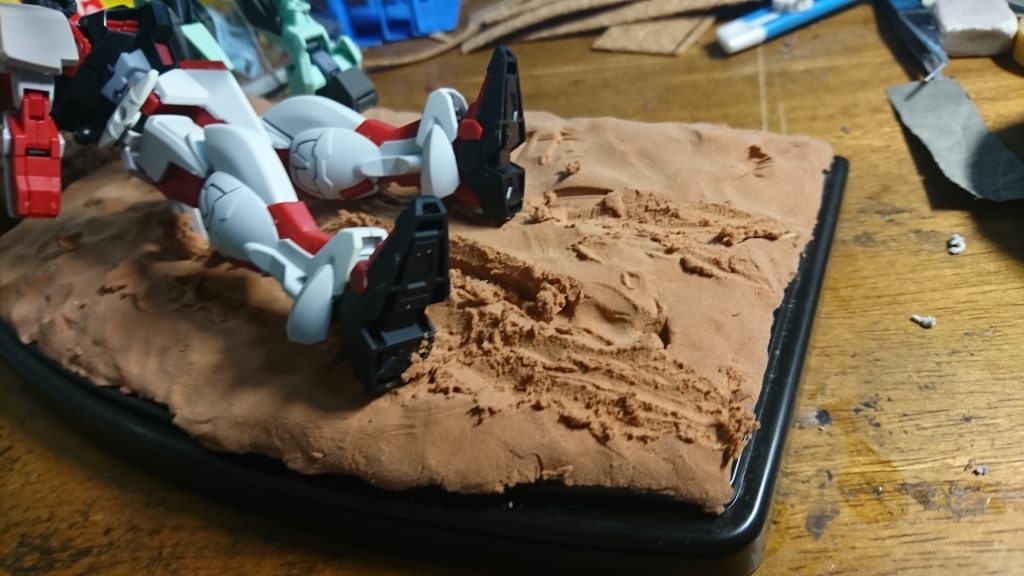 どんな戦いがあり、どのように引きずられたかをイメージしながら地面を削りました