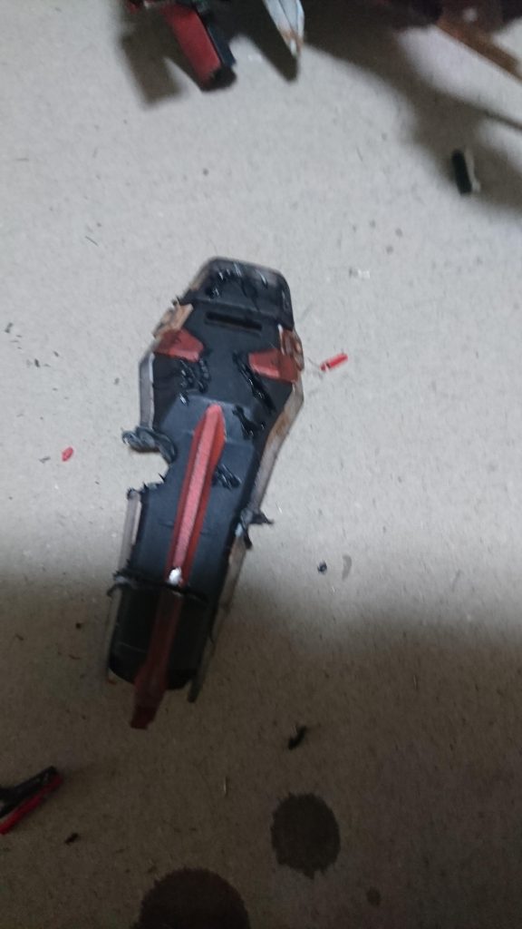 フォビドゥンの武装に合わせた種類の弾痕や傷をつけました