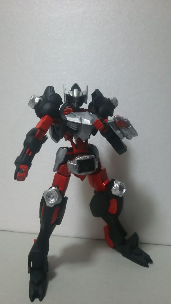 バックル、ドラグバイザー、各部のジッペスレッドはソフビヒーローの龍騎から拝借。肩アーマーは上下逆にしてみたらしっくりきたのでそのまま採用、足はバルバトスルプスのものが龍騎系ライダーのブーツに似ていたのでそちらも拝借。