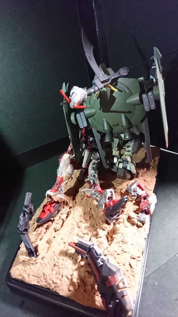 フォビドゥンのバルカン、レールガン、ビーム兵器、鎌によってズタボロにされたアストレイ