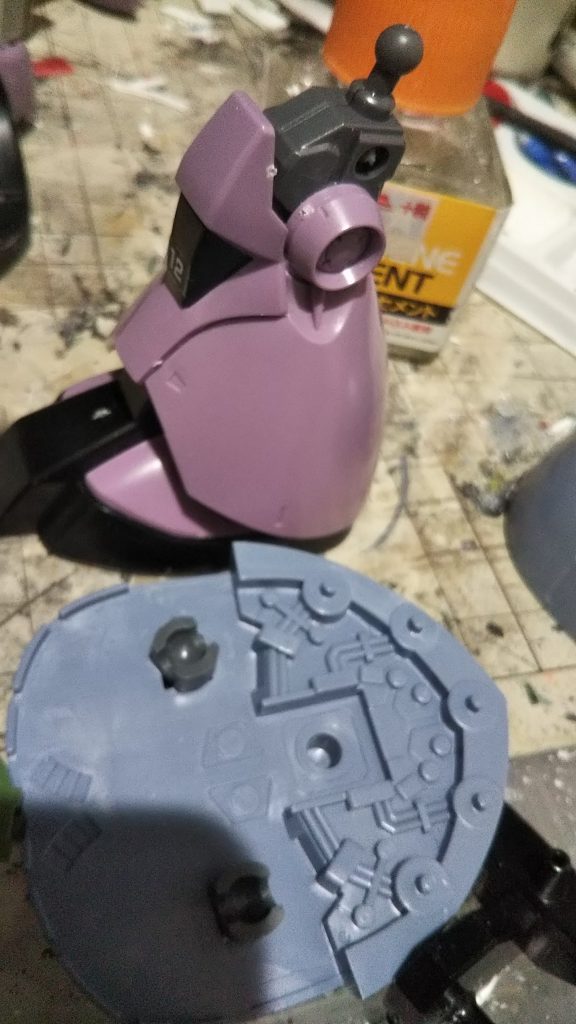 足にもボールジョイントつけ。穴開けてポリキャップで止めてます。