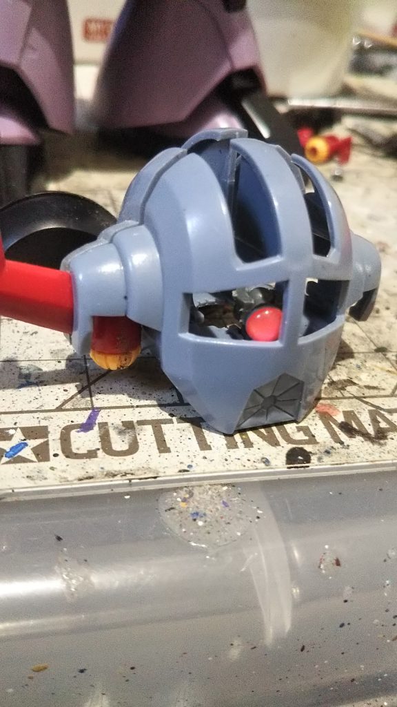 モノアイはボールジョイントで稼働します。