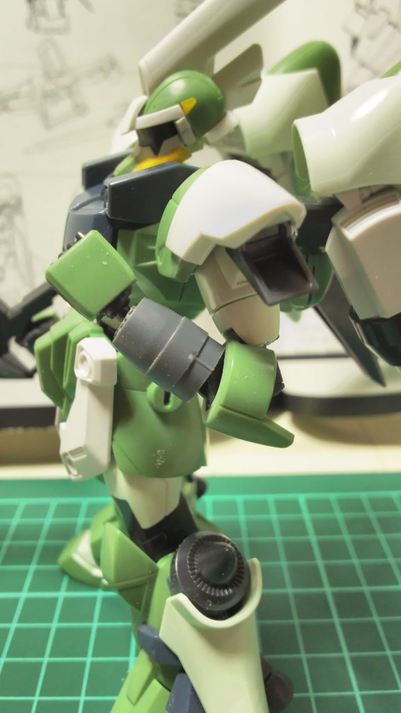 腕はHGウイングゼロの関節を移植、それに合わせて前腕装甲を分割しました
ちなみに腕に使ったグレーのパーツはジムカーディガンのデカいミサイルの先っぽです(笑)