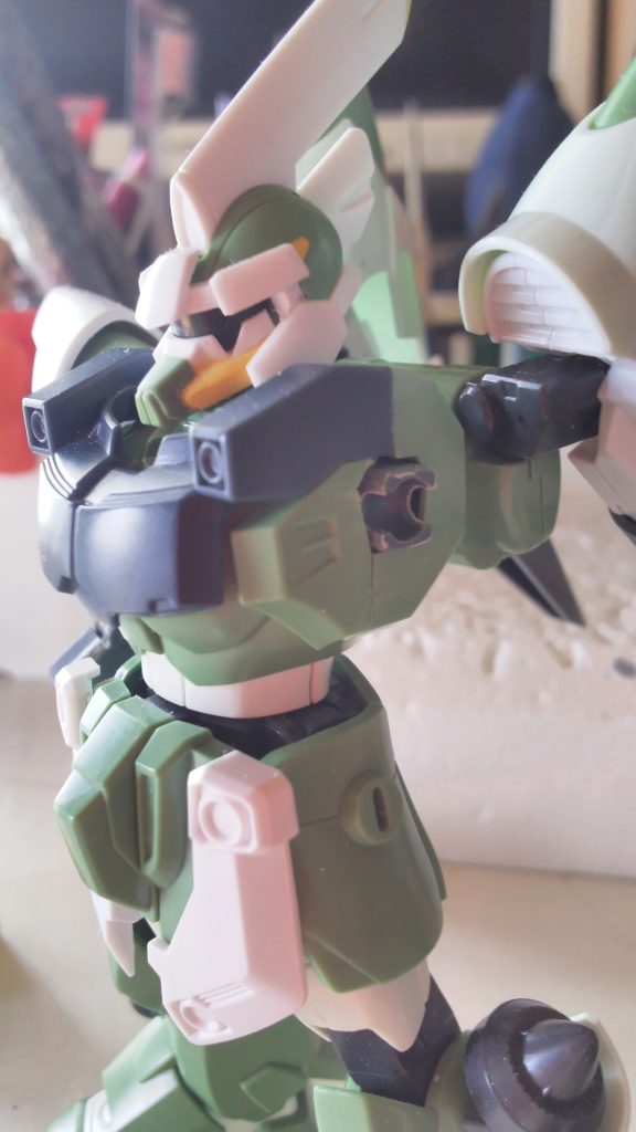 頭部はザクウォーリアから移植、パテとプラ板で頬と増加装甲を作り、その上にハイマニューバのトサカを被せました