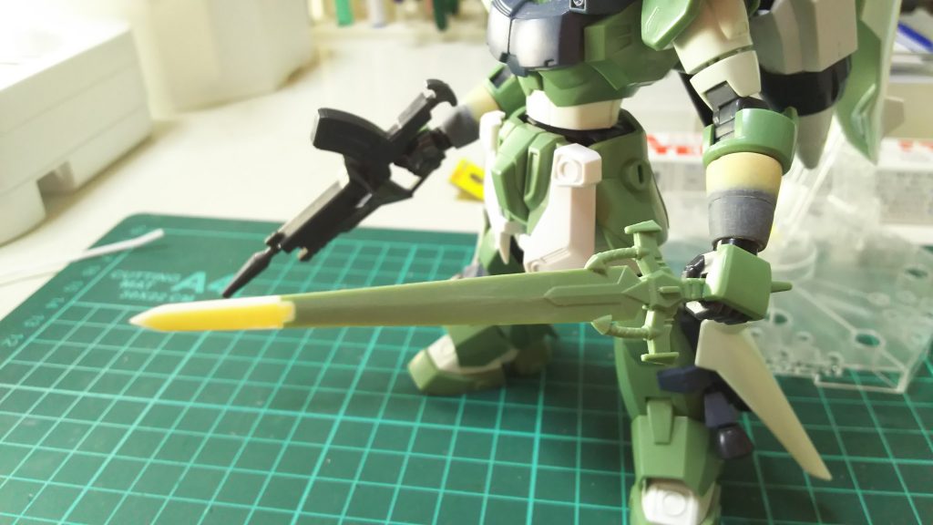 重斬刀は先端をぶった切り、プラ板で新しく作って延長しました