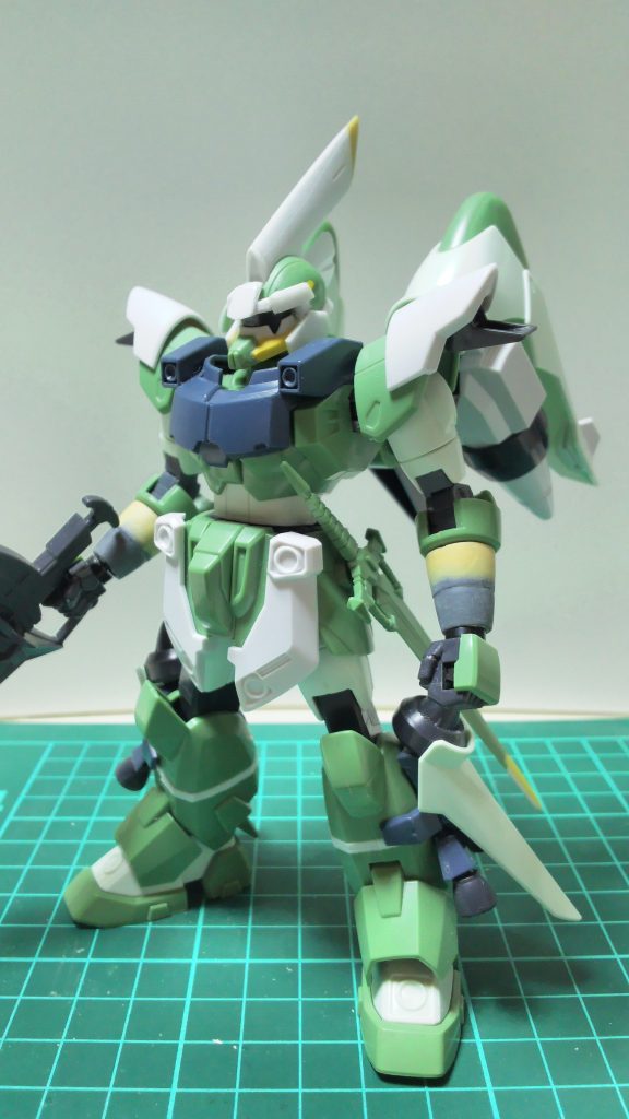 腕の形に合わせてパテを盛り、脚部も2ミリ延長しました