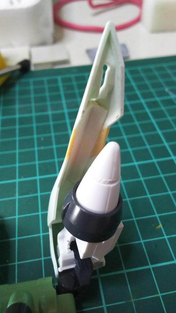 ウイングバインダーは裏をL字材で固定し、上からパテを盛って延長
L字材はフィンモールドを貼ったので完成時には隠れています