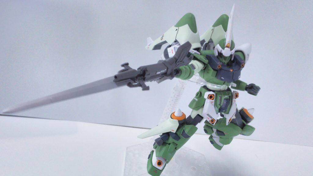 パッケージイラストの再現ショット
可動域広くしたから違和感なく決まる!