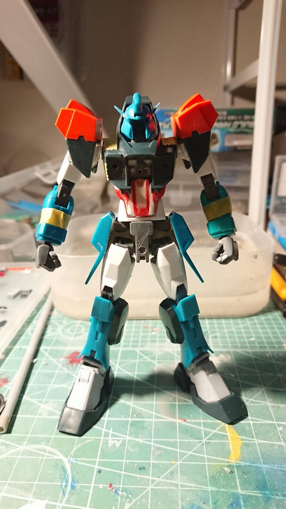 製作中の写真です。下腹部にはビルドストライクの物を使用。ただ、そのままではカラミティのパーツを取り付けられないので、加工したビルドストライクのパーツを組み合わせて取り付けを行いました。