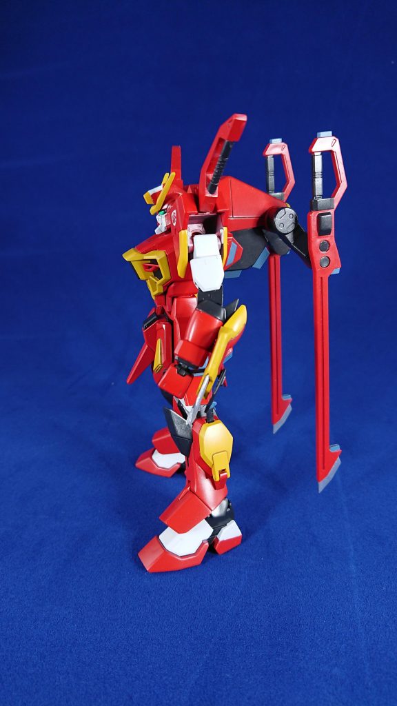 腕パーツでは上腕部および肘関節にはHGAGEガンダムAGE-1ノーマルを使用。ただ、そのまま使用するとカラミティとAGE-1では使用してたポリキャップパーツが異なり、幅も細くて上手く取り付けられません。そのため、カラミティの前腕の軸受け部にプラ板を貼り付けて幅増しし、ポリキャップを取り付けられる様に加工しました。手首パーツはビルドハンズ角型のMサイズを使用。
 脚部では大腿部及び膝関節にはHGBFビルドストライクを使用。足もそのままでは使用出来なかった為、腕の時同様に軸受け部にプラ板を貼り付けて取り付けられるようにしています。