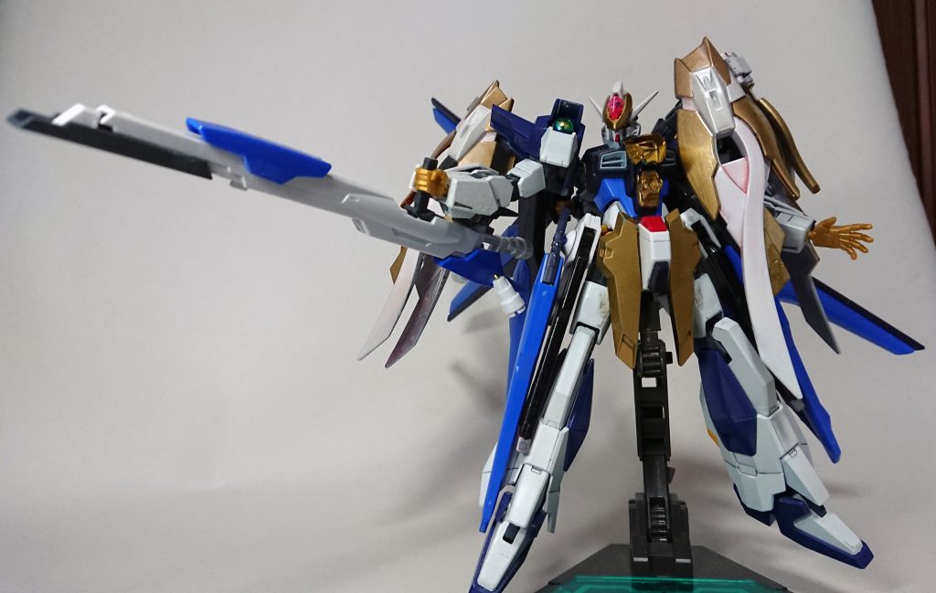 マントを纏ったままでも発射は可能だが、取り回しをしたい時はマントを畳む事で、広範囲に攻撃が可能となる。