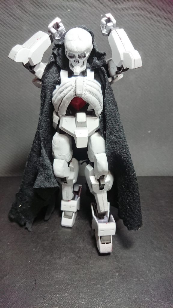 黒いフード付きマントを羽織っています