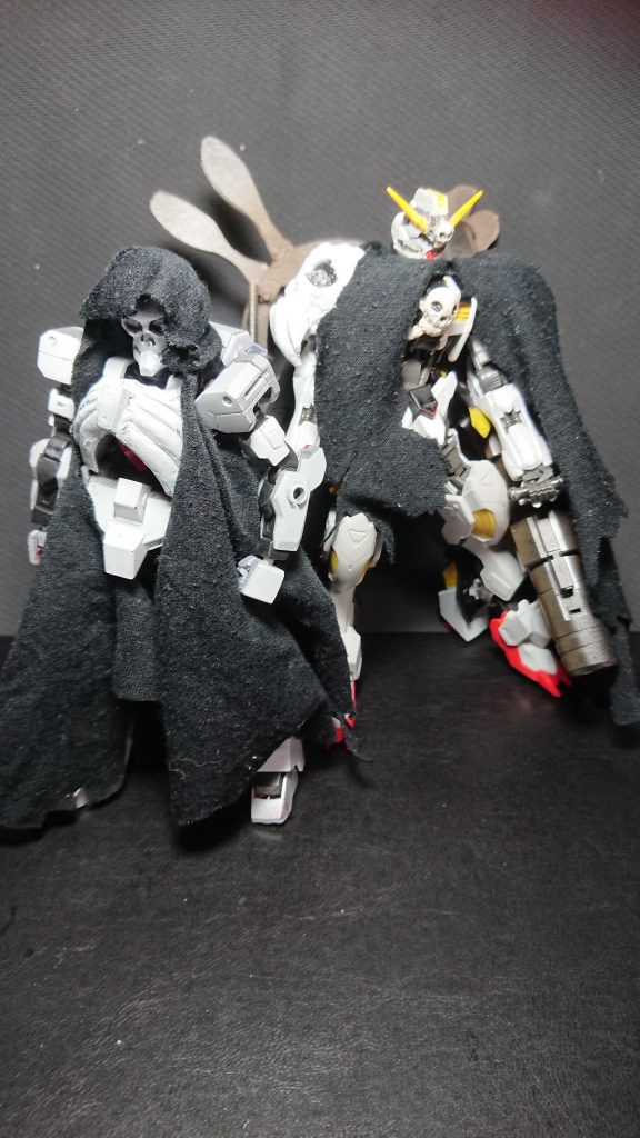 マントを纏った白いドクロは
『海賊を狩る海賊』として恐れられている……というのは建前で

貧乏海賊なので安い白塗料しか買えず
とは言え、真っ白な機体は目立つので
黒い布で体を隠していると言うのが本音