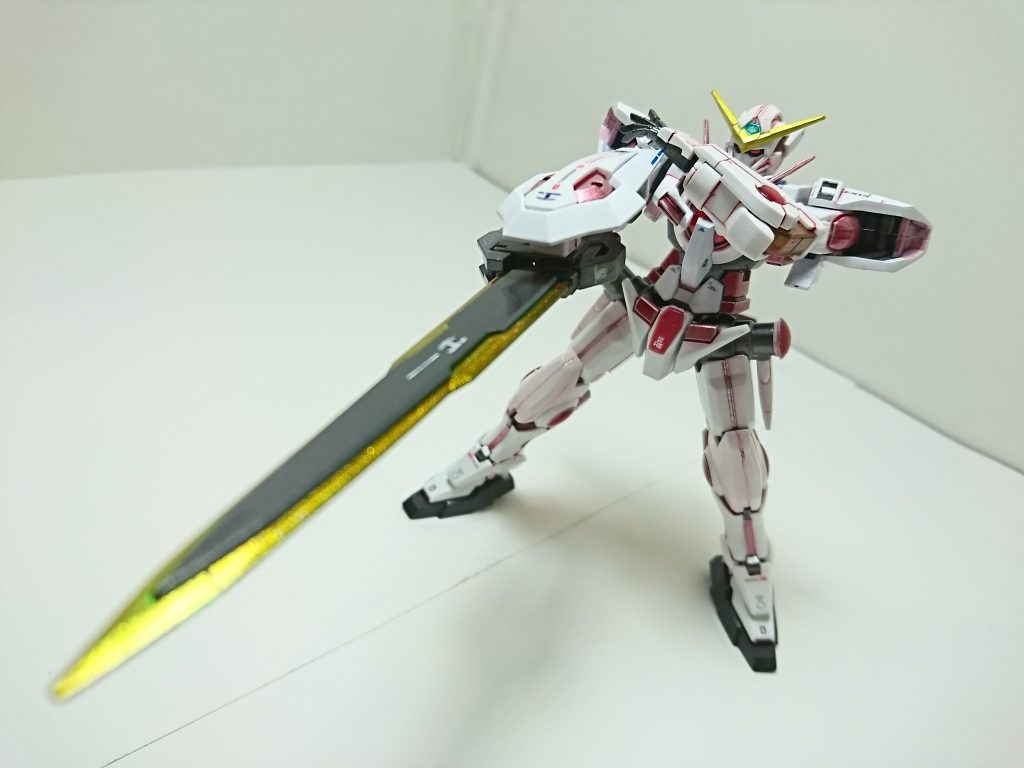 ベースカラーにクレオスGXクールホワイトを使用。サイコフレーム部の中塗りとして、クレオス水性のシルバーを筆塗り。上塗りとして、タミヤエナメルのクリアレッドを。