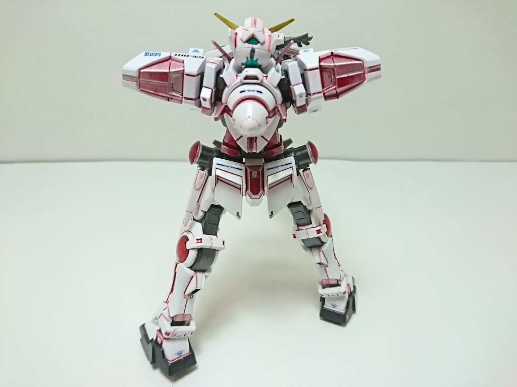 まず、発動中のイメージでエナメルクリアレッドを筆塗りしたのが失敗。
後でわかったが、素直に水性のメタリックレッドを塗っておけば、モールドにエナメル墨を入れられたので、メリハリが効いた仕上げになったと思います。

そうしなかった言い訳をしておきます。
エナメルクリアレッドをテストピースに塗った時、希釈の度合いでは1:3程度が発色良かったが、流動性が高すぎてモールドや縁へ流れてしまう。

が、これが良かった。
発光現象を表現するために、パーツ中央より縁の方が濃くなるようにグラデーションがかけると、クリアパーツを使わなくてもよく雰囲気が出ていた。パーツを水平に置いて乾燥させればの話ですが。

テストピースはプラスプーンを使ったが、水平に置いて塗装したし、ネコの手でつまんで塗装しなかったためにわからなかった。エナメルの流動性を考慮せず、乾燥中に顔料が均一にならず下の方が濃くなってしまった。

墨入れ兼上塗りとしてエナメルクリアレッドを塗ったために、新たに墨入れが不能になった。