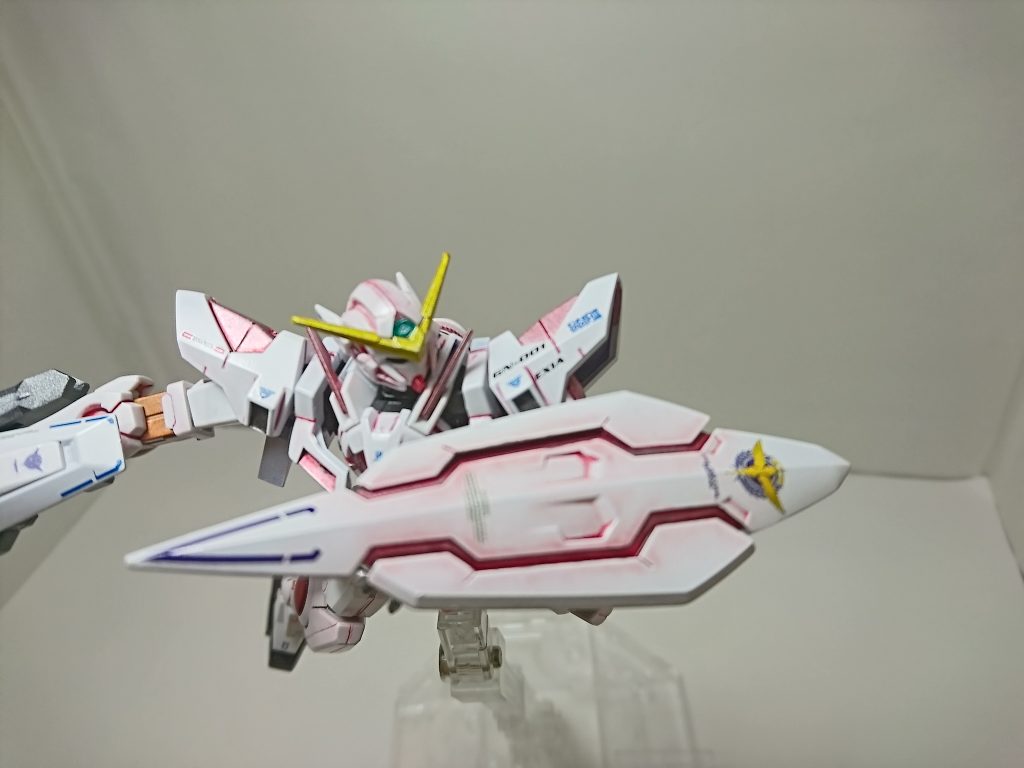 上塗りエナメルは後から拭き取れるつもりだったが、ご覧の通りベースカラーに入り込んでしまい、完全には拭き取れなかった。

この辺りは、発光現象の反射だとでもご理解願いたい。