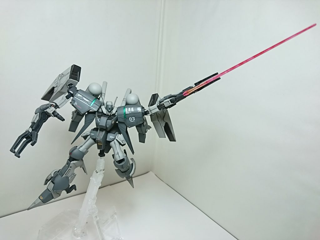 手を伸ばした状態+ビームサーベル発生。こうなると、近接武器と思えないくらい攻撃範囲がありますね。
縮尺戻せば、30m以上あるんじゃないかな。