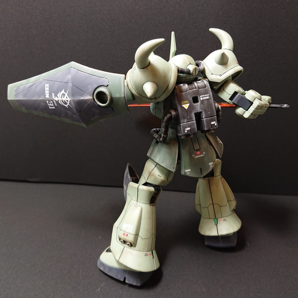 グフの造形が素晴らしいだけに、クレオスのザクカラーをそのまま吹いただけでは、力強さに欠けた感じがあります。
も少し濃いめでも良かっただろうか。