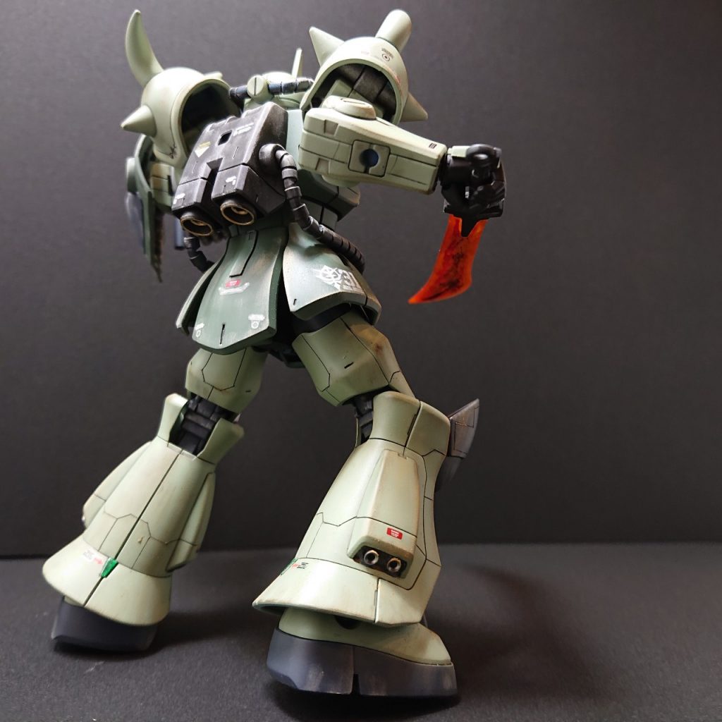 今回のカスタムポイントは、
・モールド追加 ※特に膝下のモールドを足しました。
・メタルパーツを各所に配置。ふくらはぎは外側にバーニアノズルを追加。内側は汎用スラスターパーツを追加しました。
・メインカメラをハイキューパーツのVCドームと入れ替え。

シンプルなカスタムです。