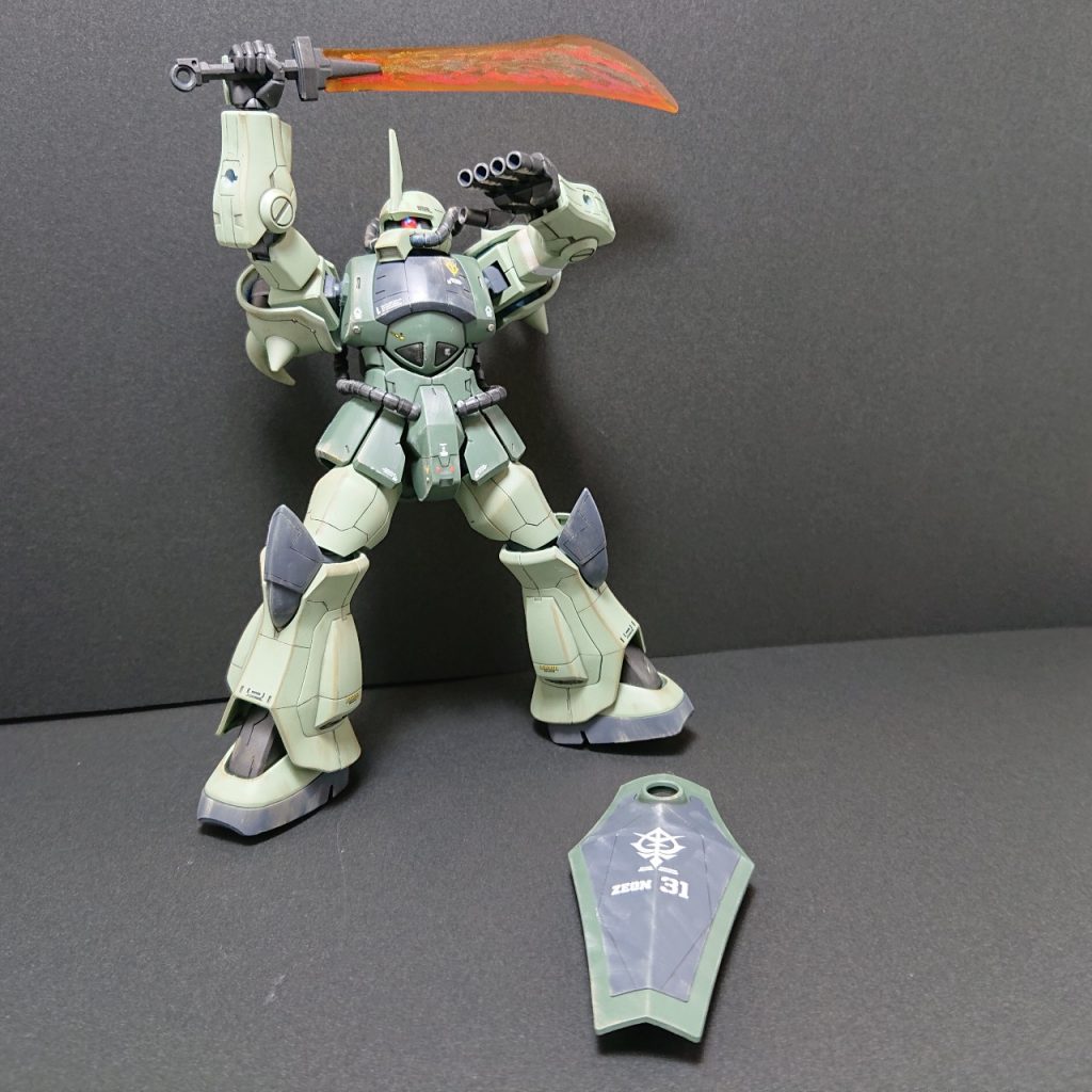 ヒートソードはクリアパーツだったので、素材を活かす形として、筆塗りにてパターン追加。
ファイアーパターンみたいになっちゃいました。

肩回りの可動範囲が広いので、ポージングの自由度が高いです。