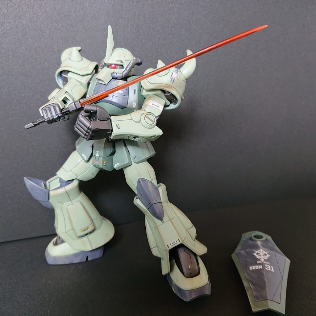 ソードの構えが、カッコいいす。
グフの何が良いって、ツノの多さとバランスですよ。
ワルモノ感って大切だと思います。