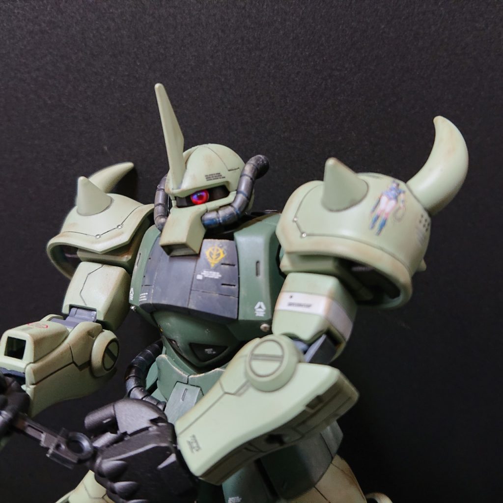 グフレディのデカールがありましたので、左肩に貼り付けました。