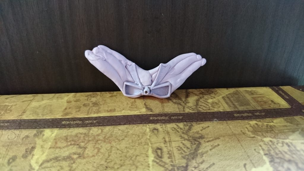 世界に羽ばたけるよう、「埼玉ポーズ」の手の形に似せた翼もついています。
こちらは逆さにしたリボンに、アクリル絵具を練り込んで着色した樹脂粘土をつけています。